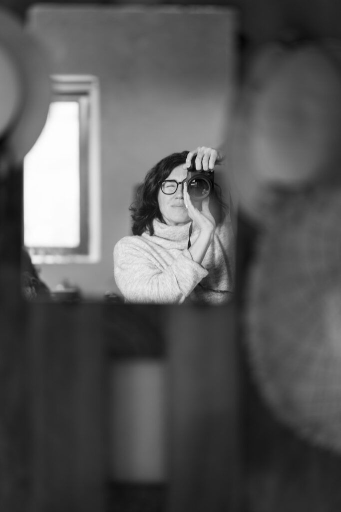 Retrato de perfil de Beatriz Domínguez, fotógrafa editorial de autor y fundadora de PhotoBstudio.