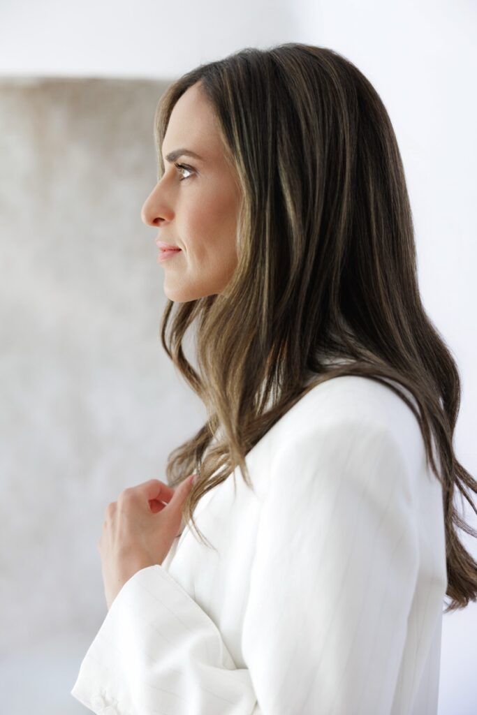 Retrato corporativo y de marca personal para Nicole Dabian en Madrid, plano de perfil con traje blanco.