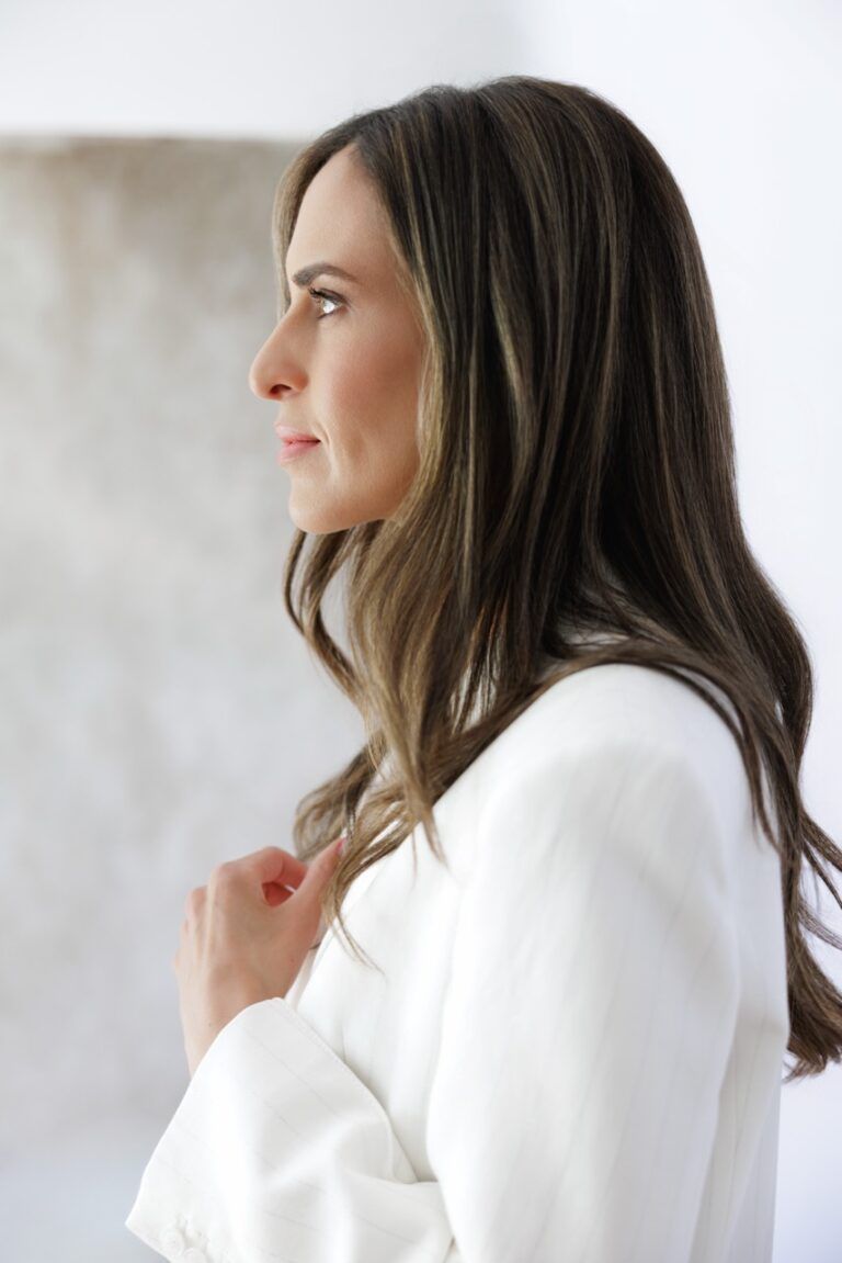 Retrato corporativo y de marca personal para Nicole Dabian en Madrid, plano de perfil con traje blanco.